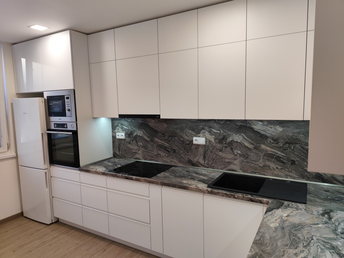 Rohová kuchyň do panelového bytu