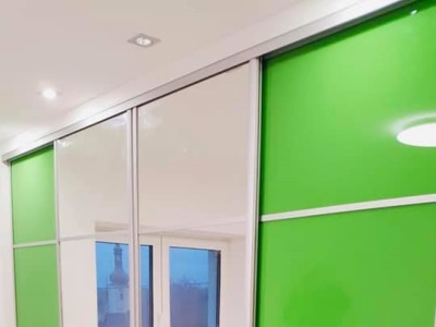 Vestavěné skříně s posuvnými dveřmi z barevného skla Lacobel